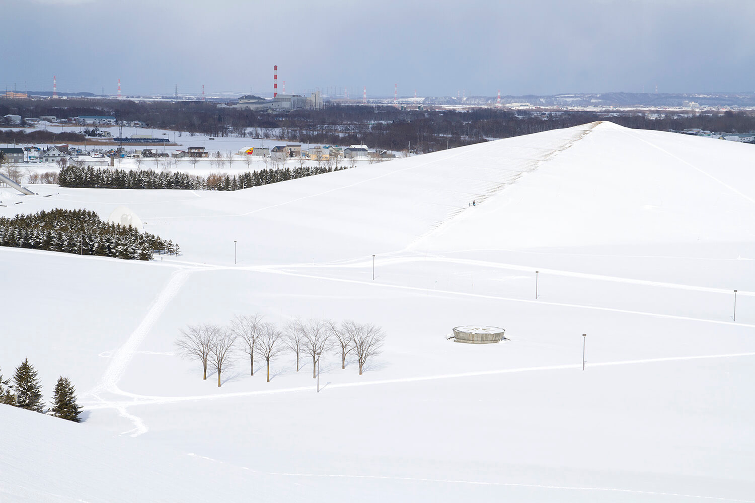 在又寬又長的斜坡上玩雪橇似乎很刺激（︎ ©莫埃雷沼公園）