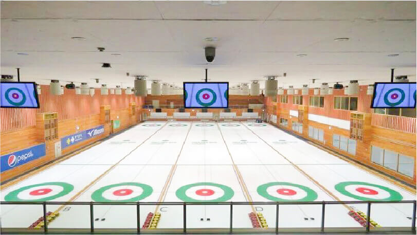 站在宽敞的冰壶场上，体验球员们的心情