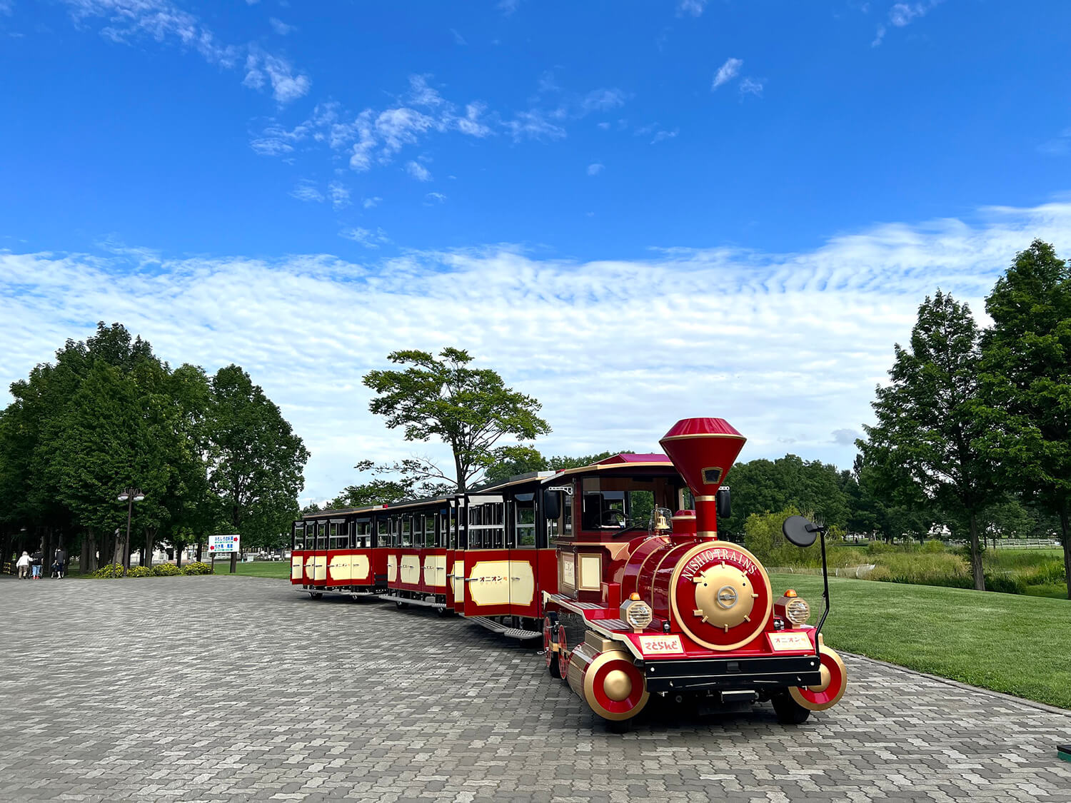 这辆巴士可以轻松在大型公园内移动，带有可爱的SL图案