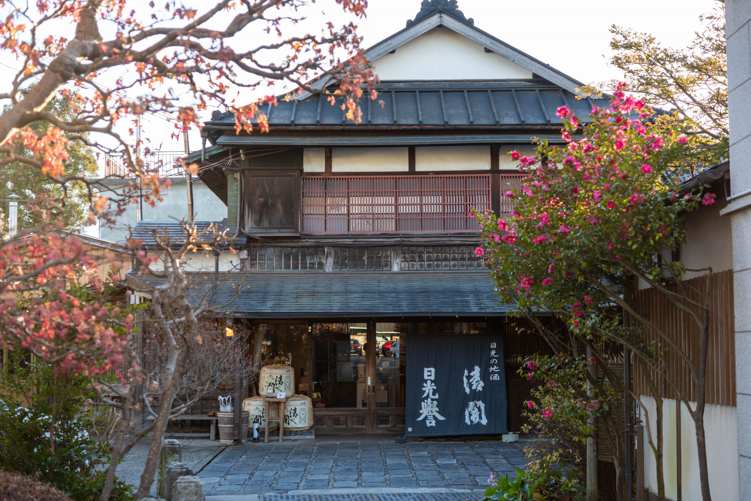  A popular tourist spot where visitors can see the sake brewing process up close and listen to interesting lectures.