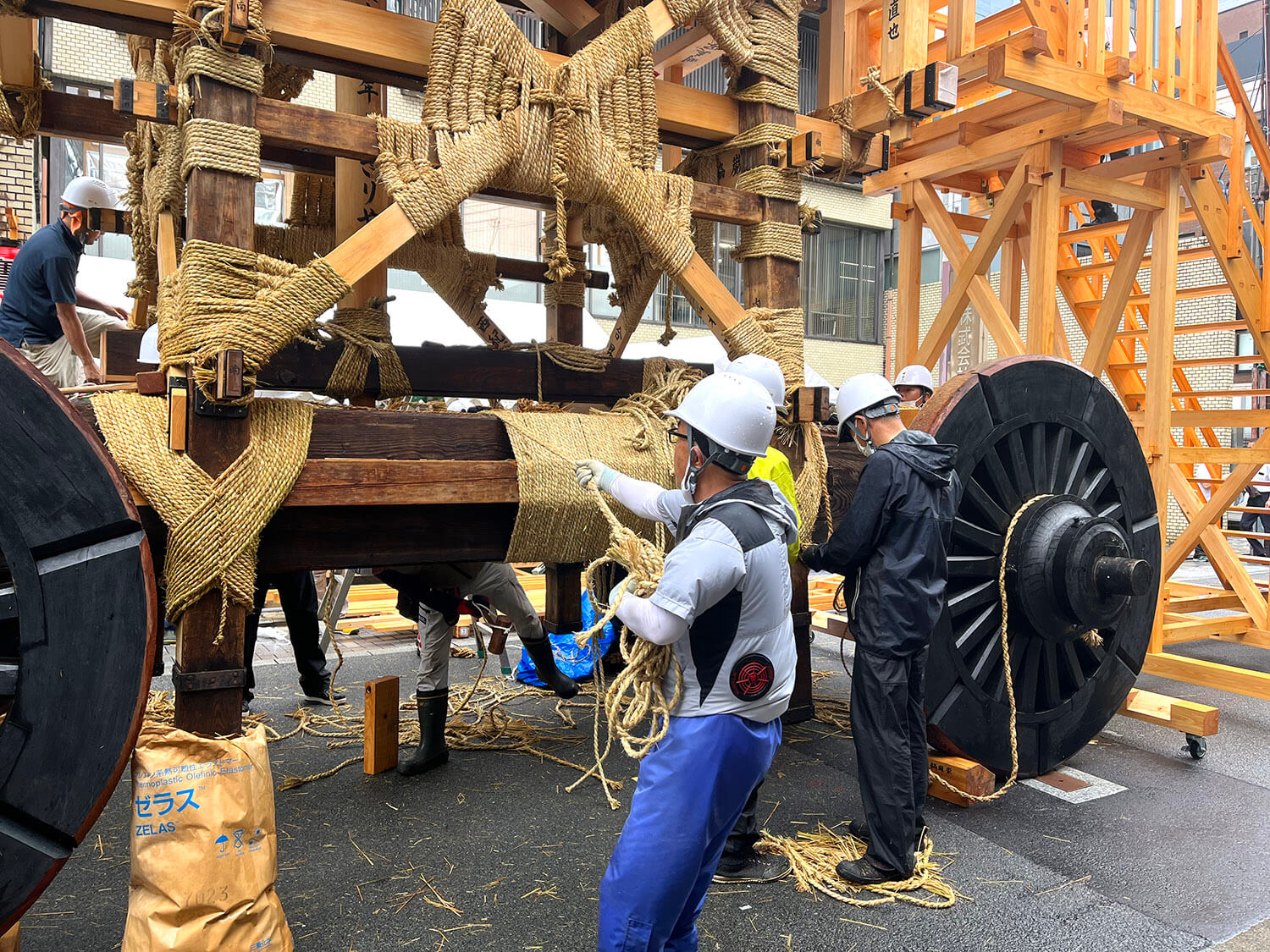 熟練地將粗糙的繩子纏繞在繩子上並固定地基