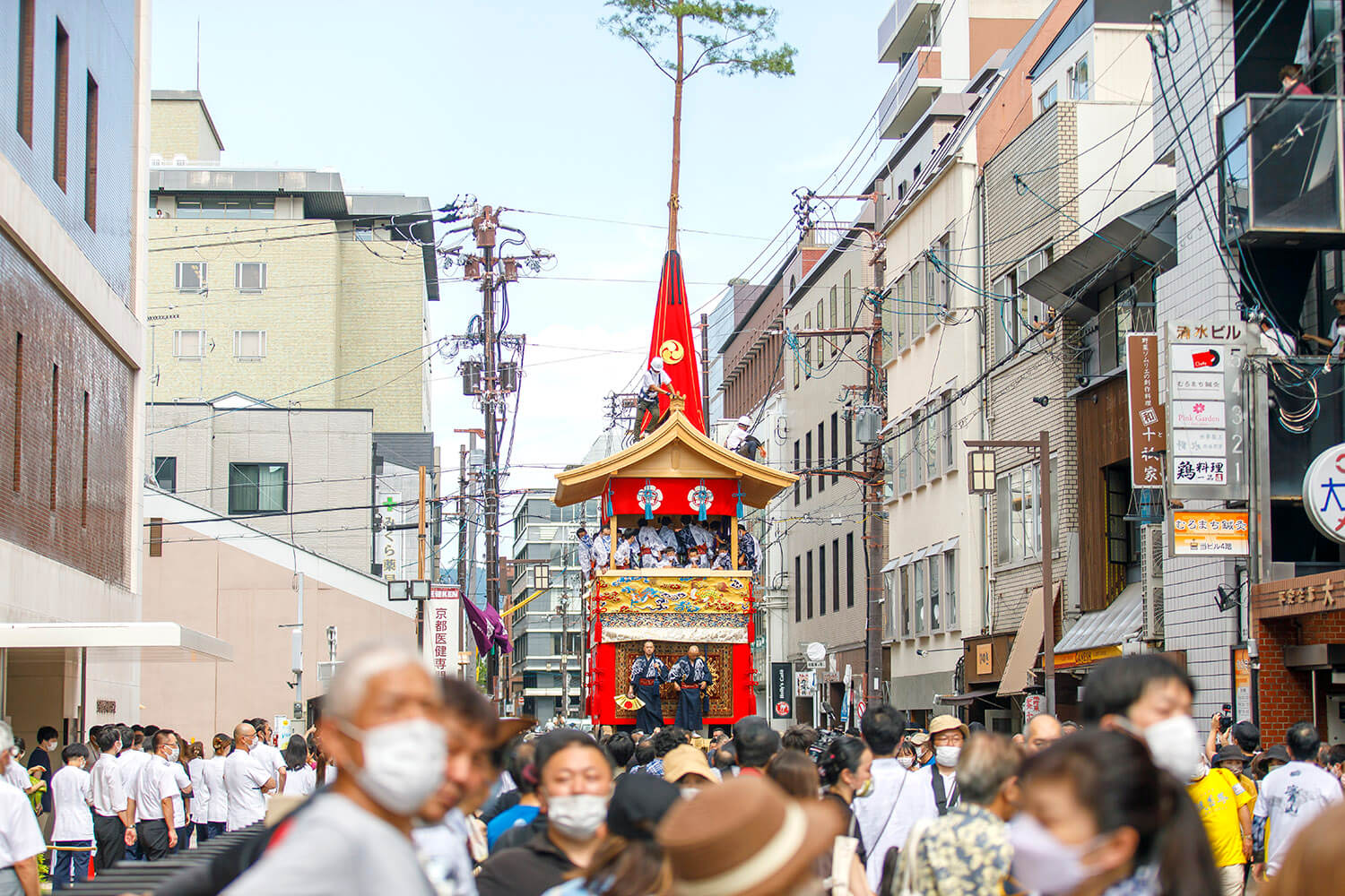 在眾多觀眾的注視下，他們自豪地沿著三條通前進