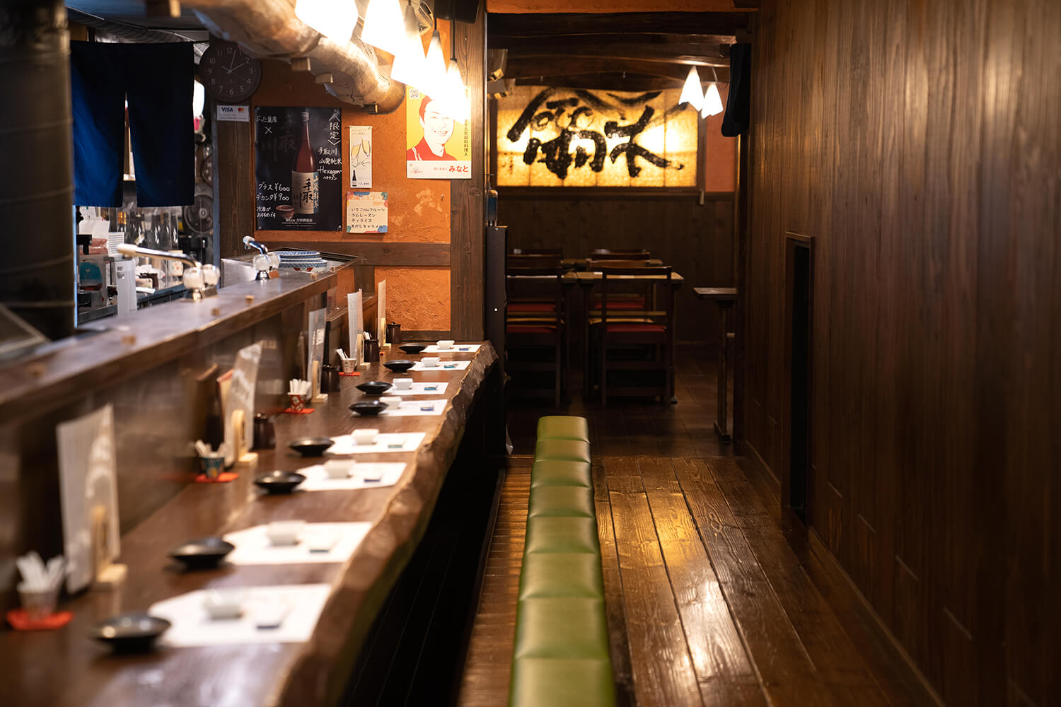 長長的吧台座位後面有桌子座位。 兩者都可以在安靜的氛圍中享用