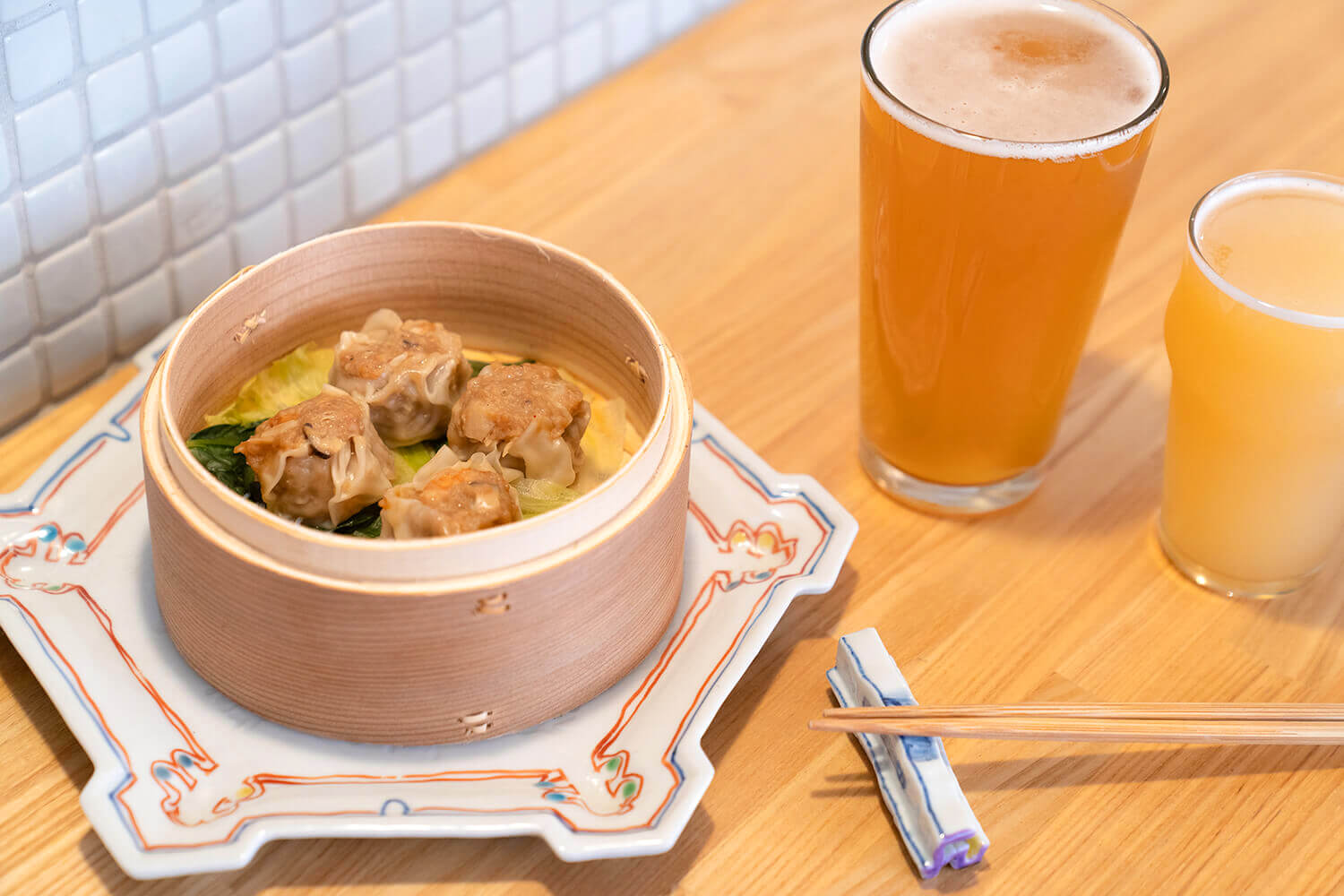 「加賀蓮藕蝦壽邁」（JPY700）、「精釀啤酒」（玻璃杯800~JPY850，品脫1,150~JPY1200）