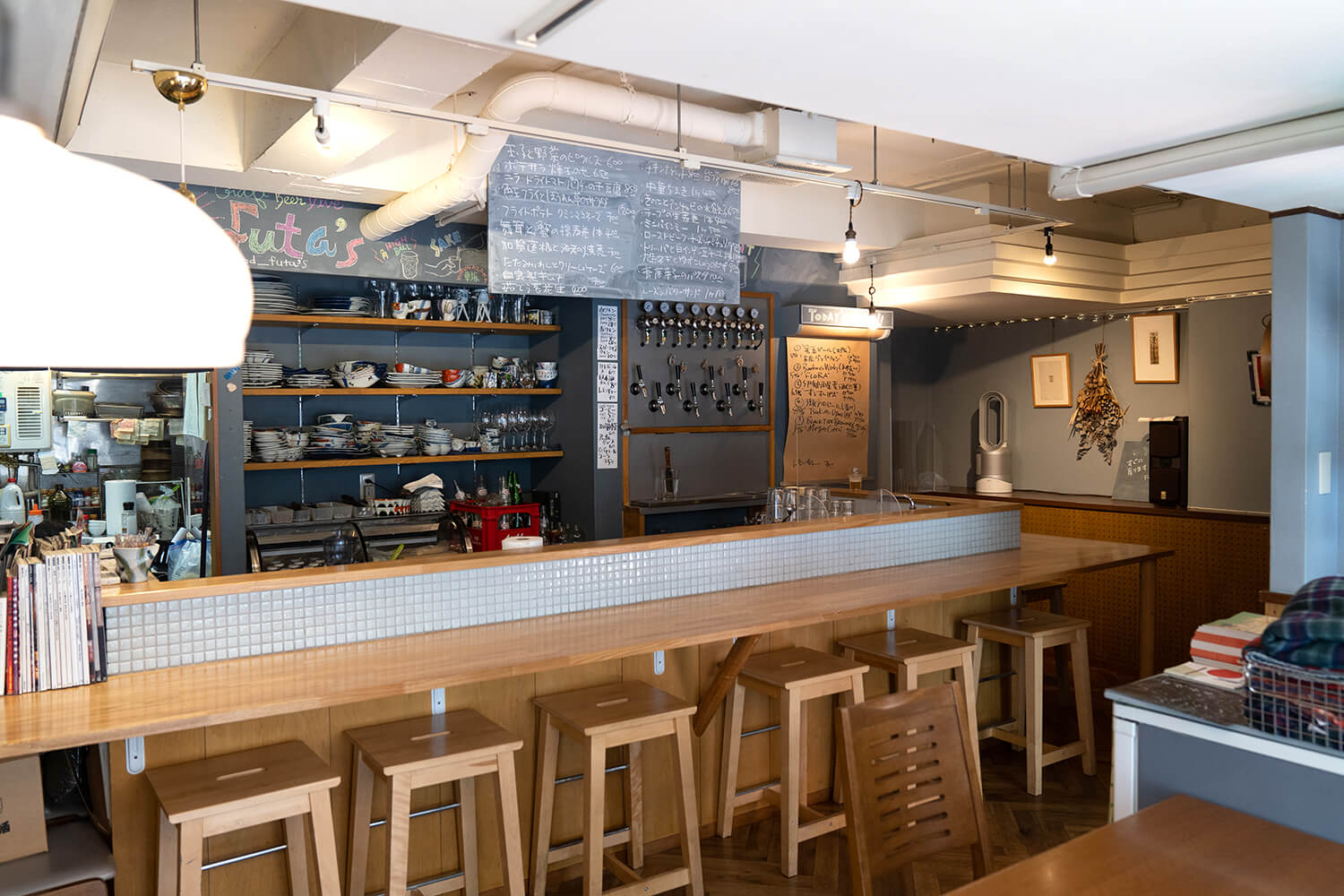 以吧台為中心的寧靜室內裝潢