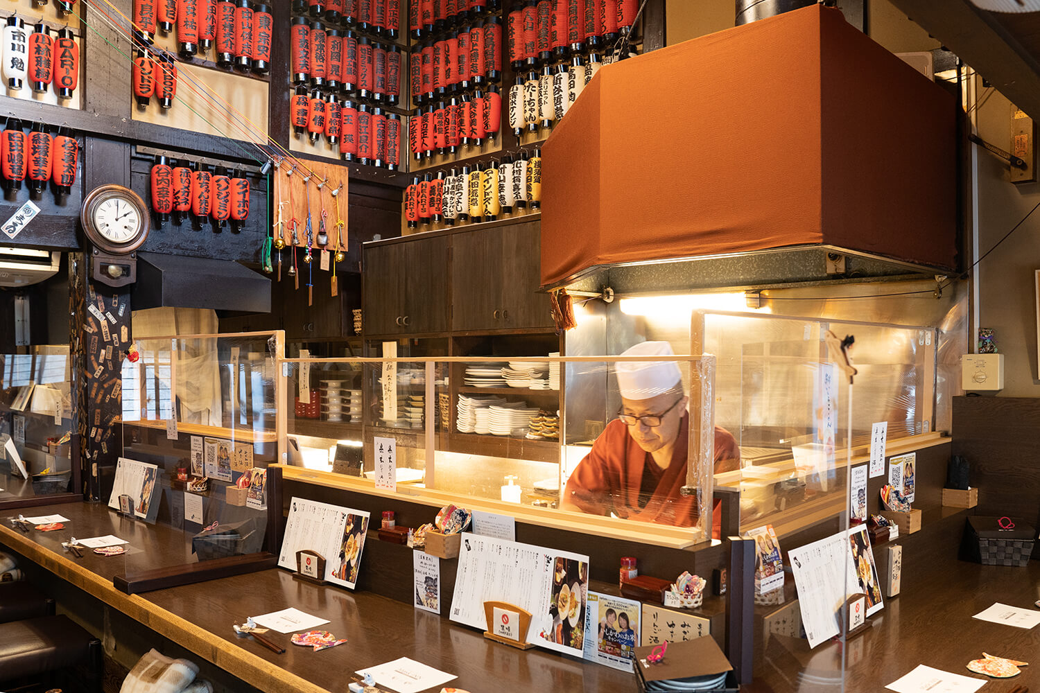 吧台座位上掛著燈籠，引人注目。 一樓有吧台座位，二樓有桌子座位。