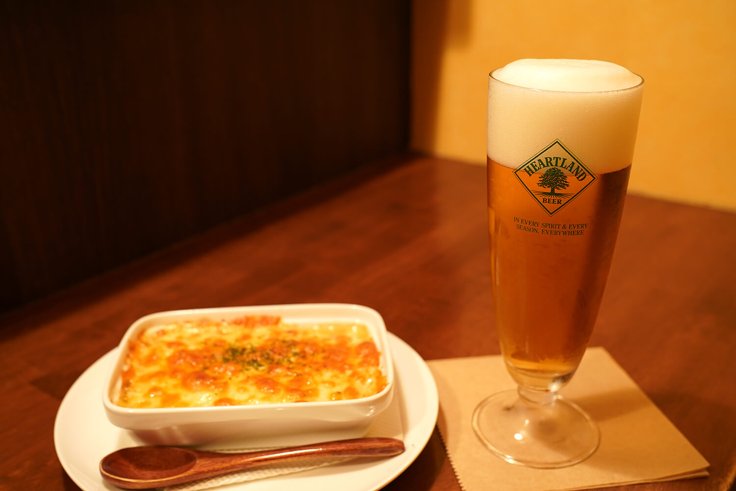 「豆腐蘑菇起司焗烤」（650日圓）、「Heartland」（600日圓）