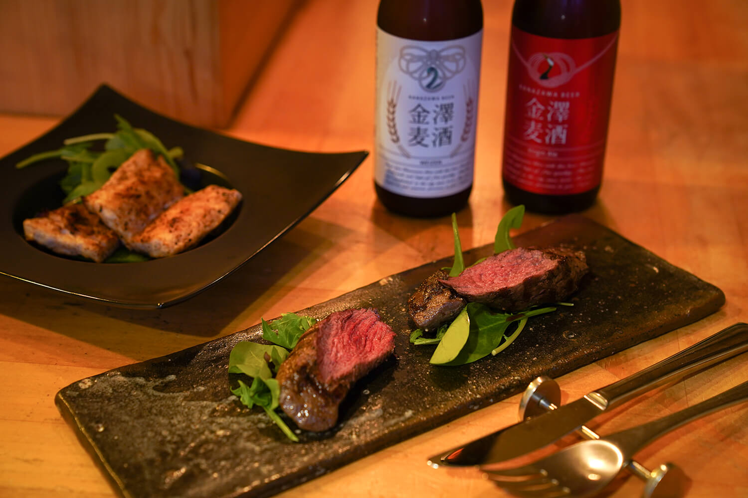 「袋鼠牛排」（100g JPY1500）、「鱷魚尾燒」（100g JPY1800）、「金澤啤酒」（各 JPY800）