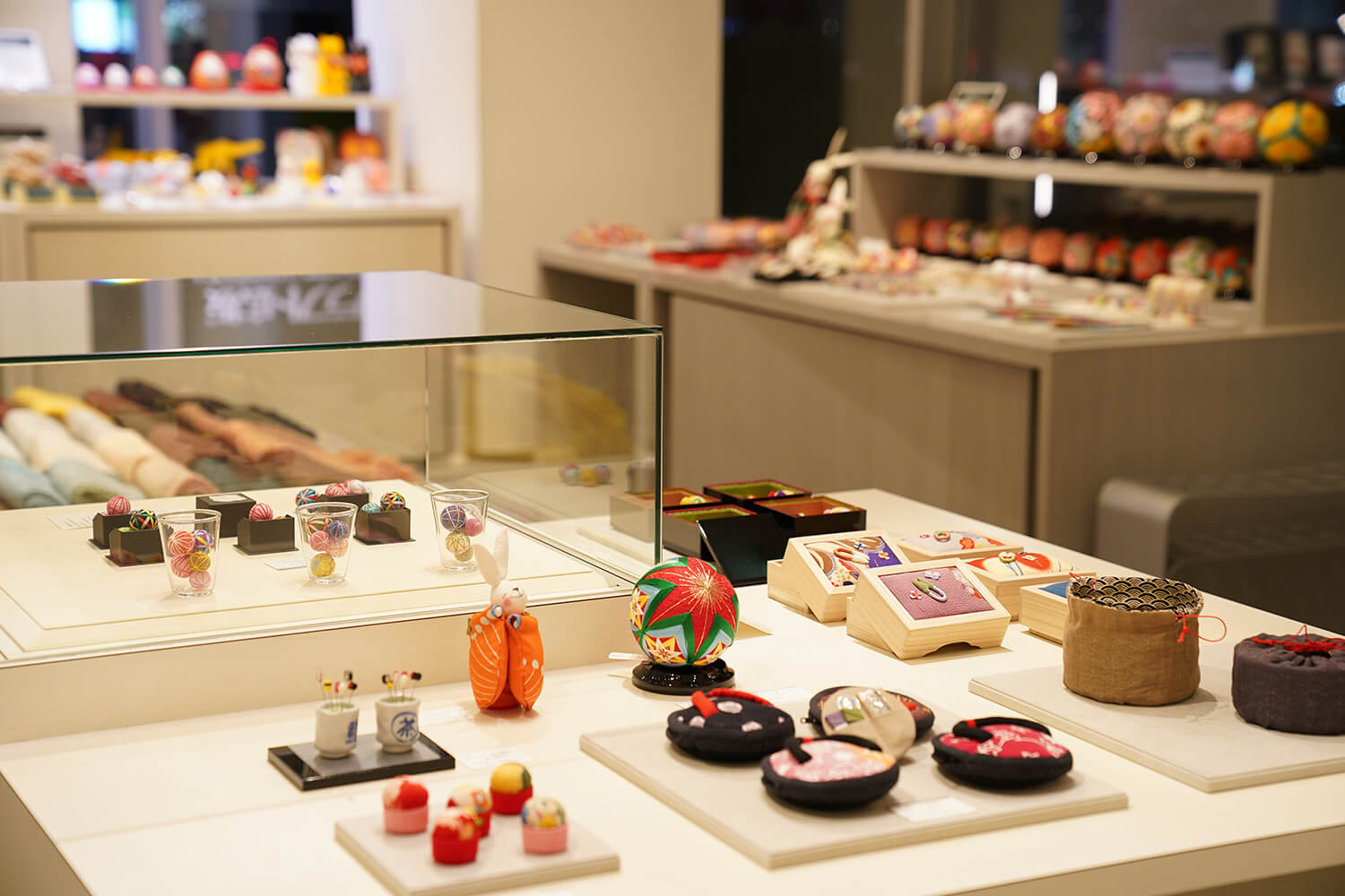 《豆針山》（JPY1375年）、《壽司等待針》（JPY2860年）等。