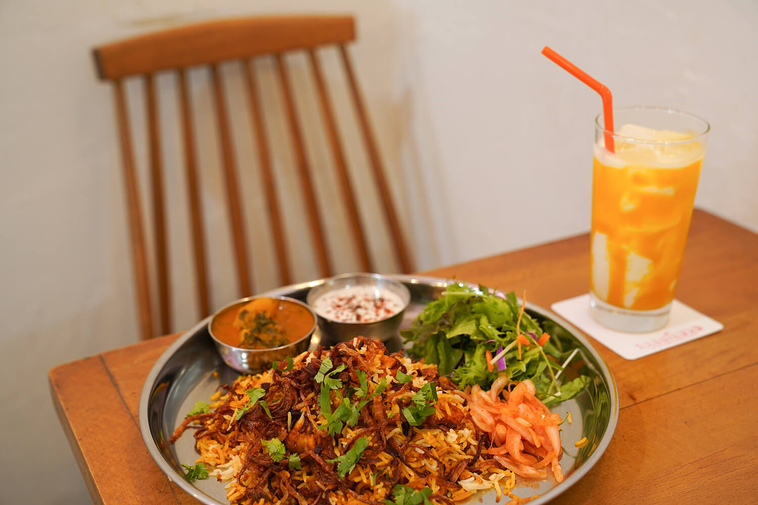 「雞肉比爾亞尼和小咖哩套餐」（JPY1350）、「芒果優格」（350日圓）