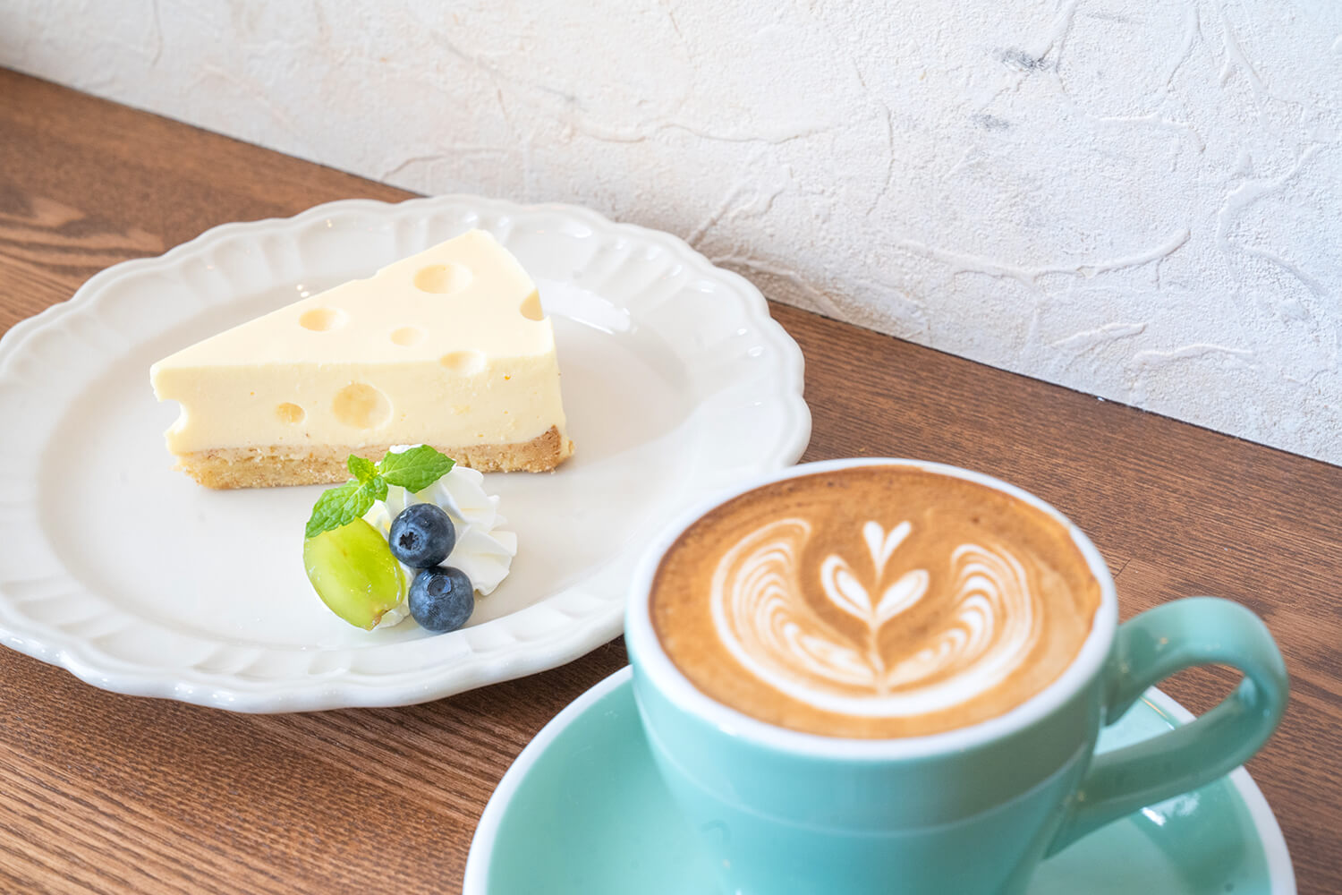 「Kesa Pasa Rare Cheesecake」600日圓、「Flat White」500日圓