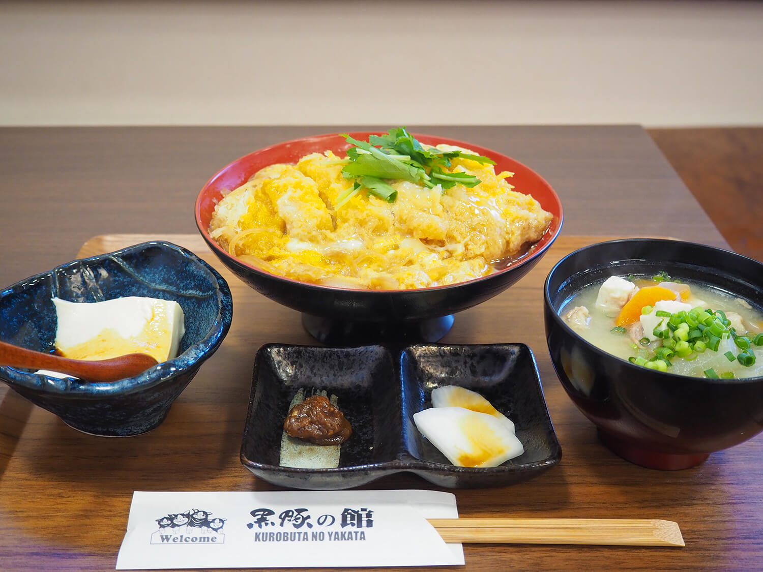 「黑豬肉豬排丼」（JPY2100）搭配黑豬肉湯和泡菜，蔬菜豐富，還有當地豆腐店的醾豆腐