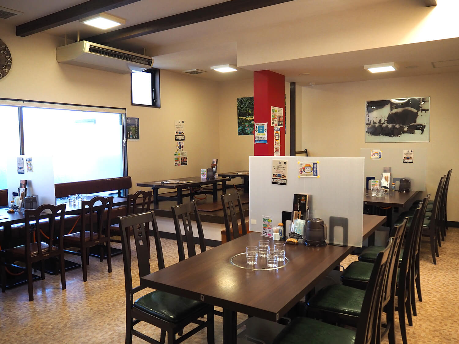 店內擺滿了與鹿兒島黑豬相關的照片，例如可愛的小豬和牧場風景