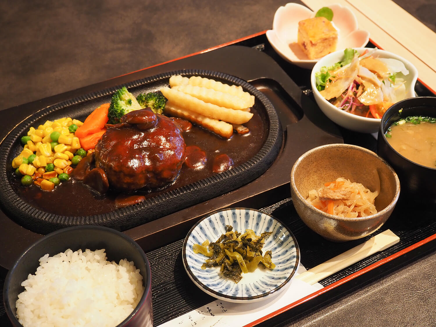 以麴汁豬肉製作的「漢堡盤」被認證為「切霧島元泉」最高等級的七星（JPY1320）