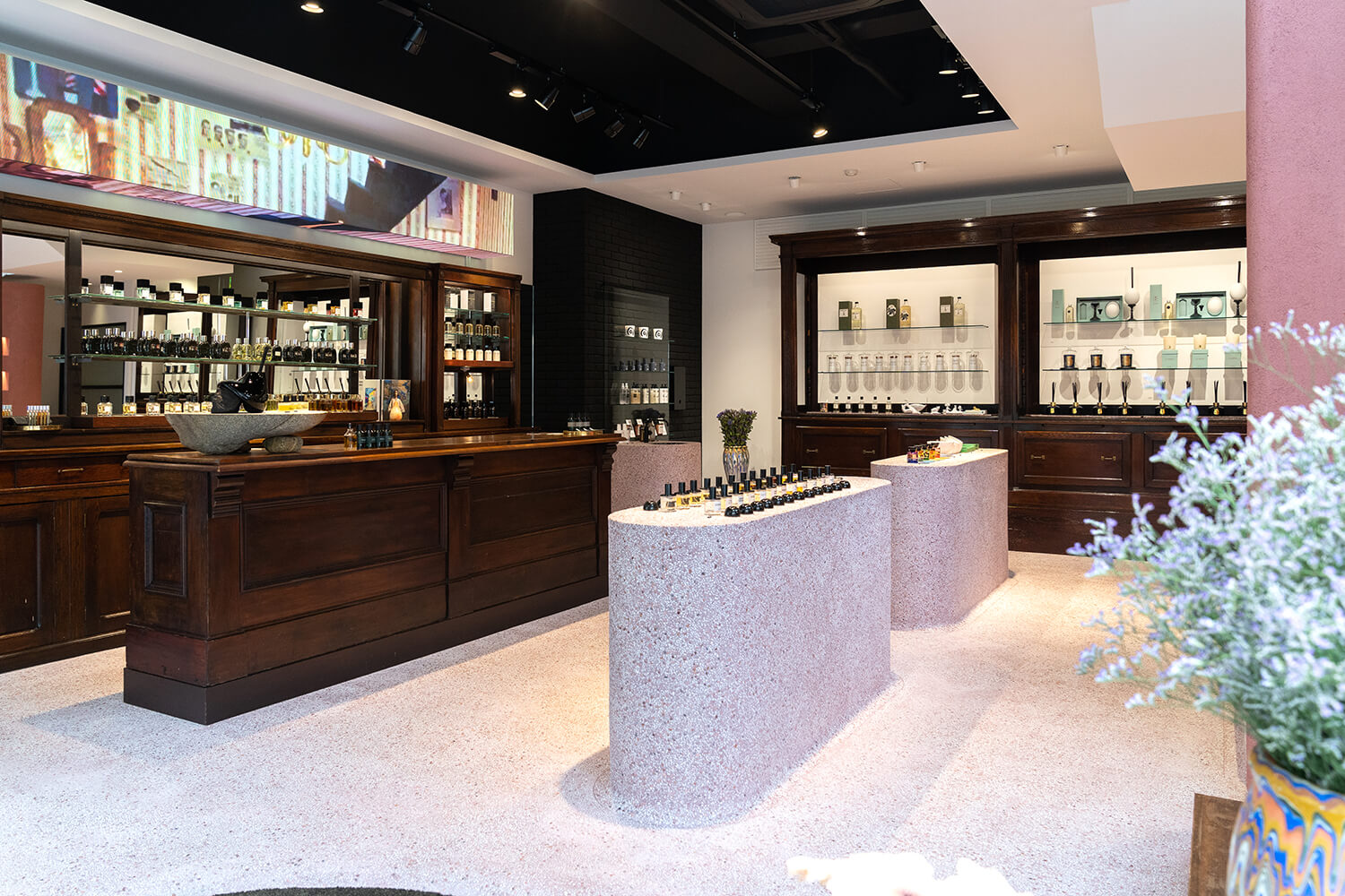 一個佈置精美的古董固定裝置的空間。 位於中央的粉紅色櫃檯完全原創，由泥水匠親手製作