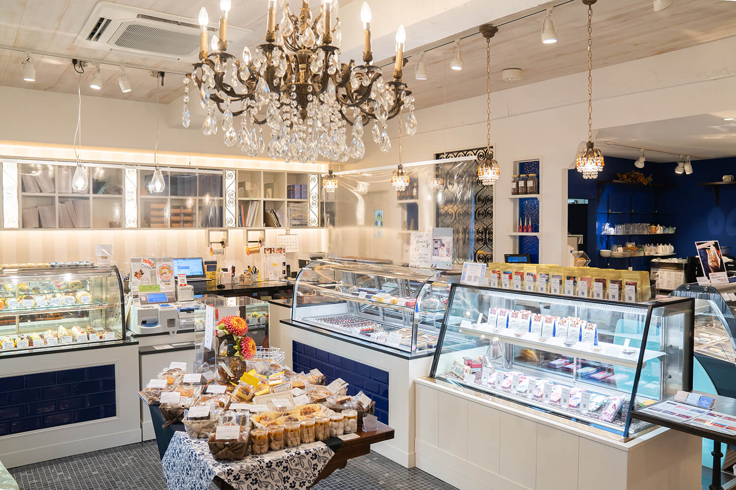 蛋糕、糖果巧克力和藥片的展示櫃