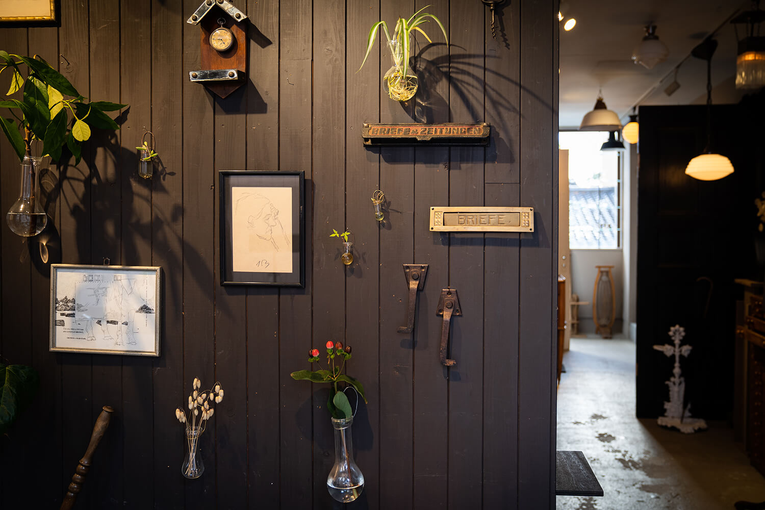 入口處擺放著各種大小的隨機裝飾花瓶