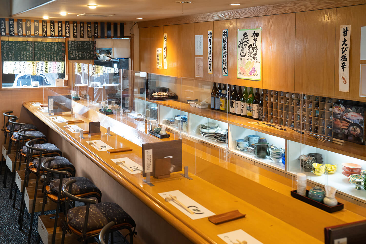 一樓有吧台座位和小階座位。 二樓是可以招待客人等多人使用的空間。