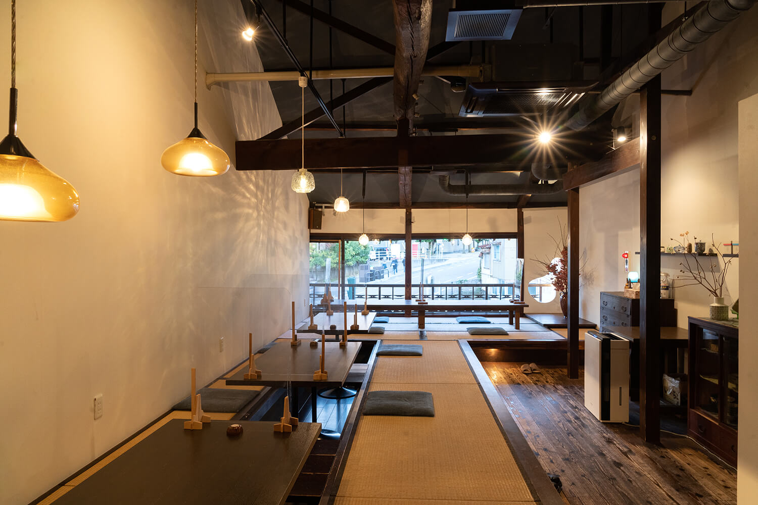 二樓的寧靜座位，您可以享受現代日式風格的放鬆身心
