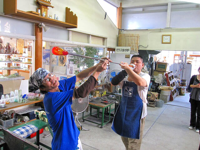 這是一次對著鮮紅滾燙玻璃吹氣並充氣的寶貴體驗。 工匠會協助你，即使你是第一次也能放心。