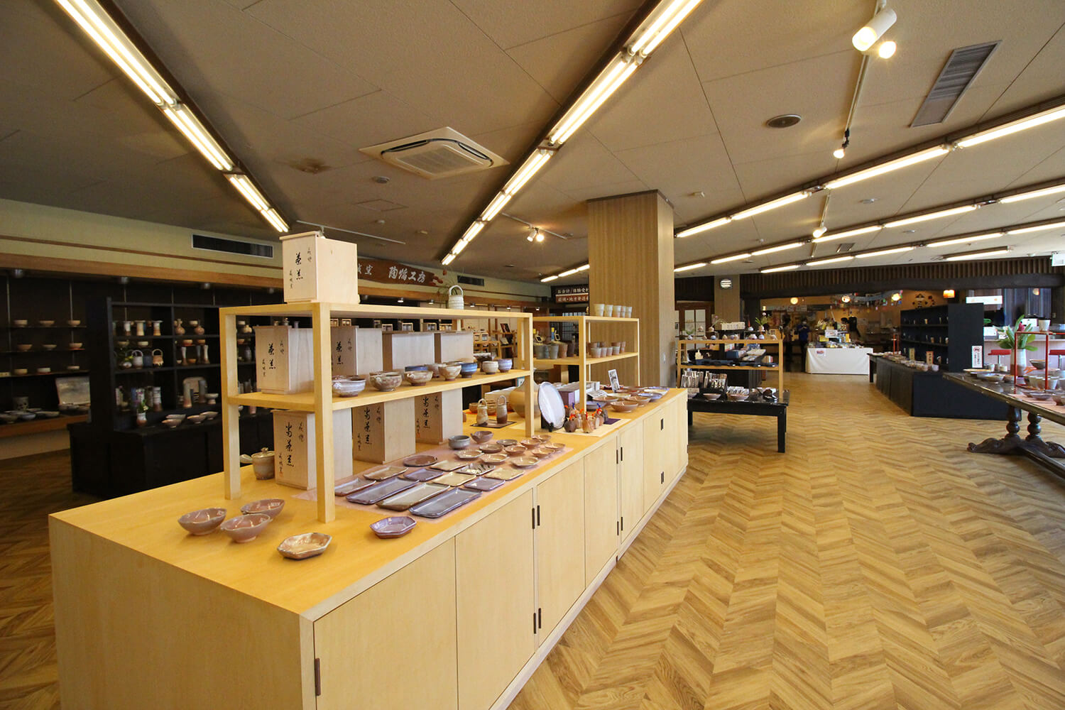 隔壁的店裡擺滿了各種萩燒。 除了萩燒之外，還有各種各樣的紀念品真是太好了