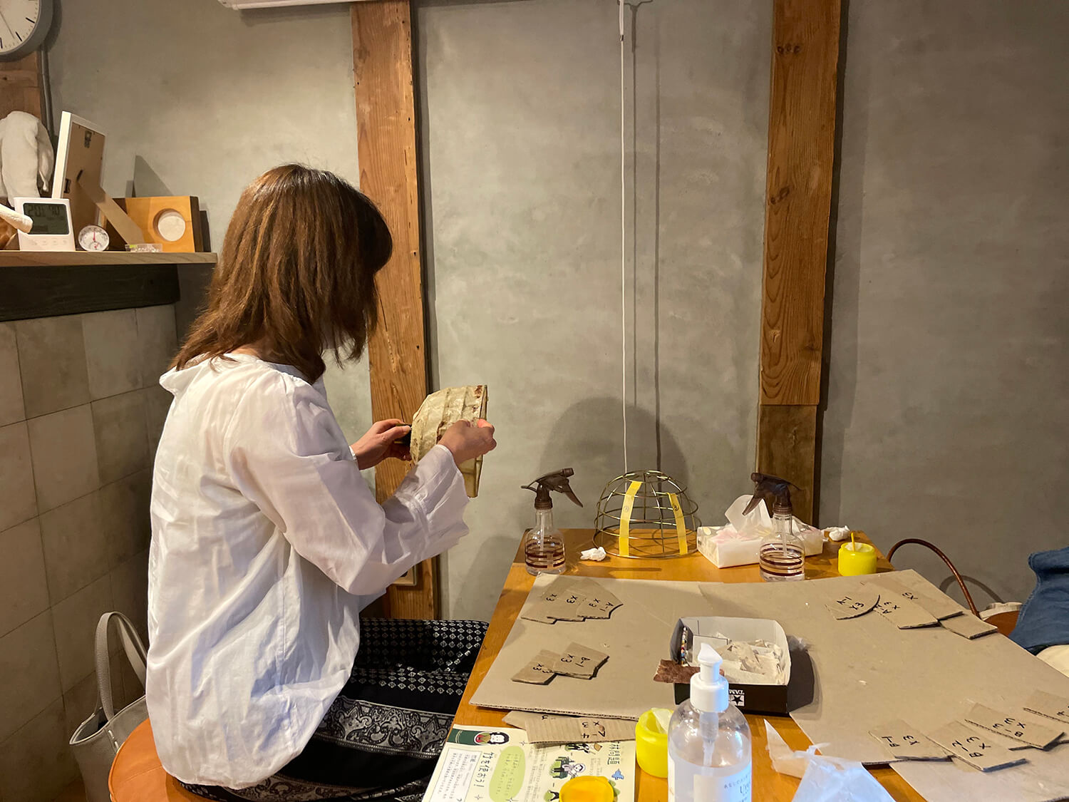 根據模具切割的竹紙貼在框架上。 有些人喜歡用星形或心形竹紙來排列