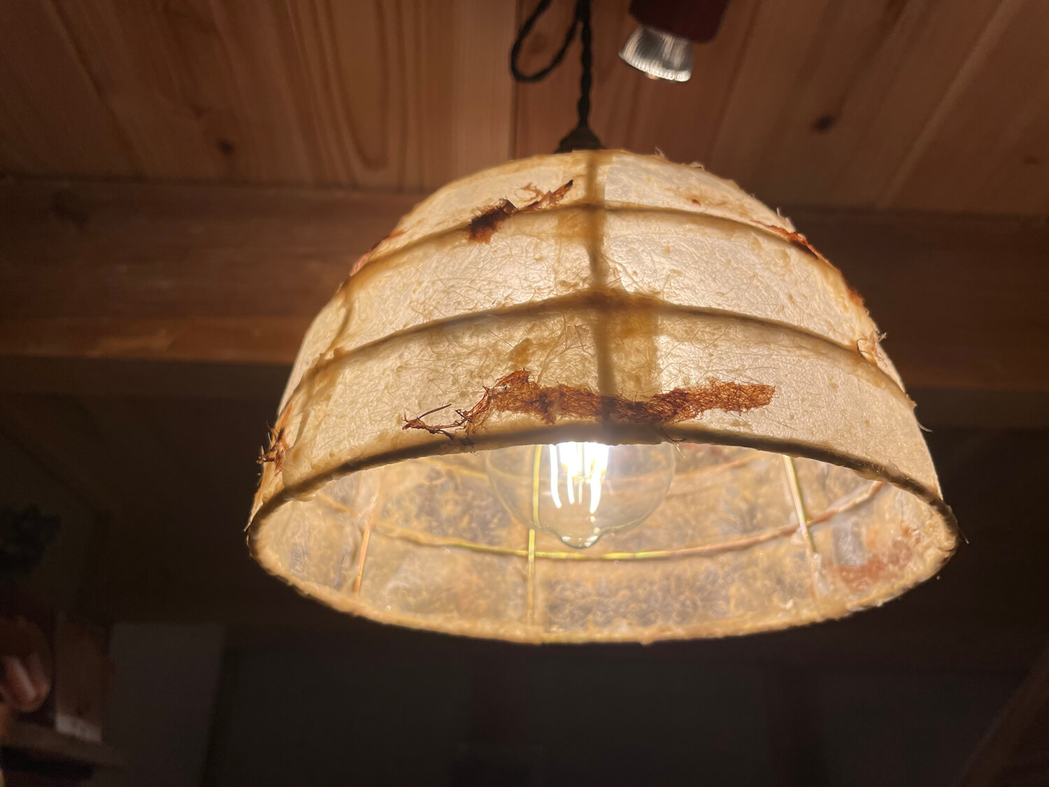 完成世界中唯一的燈罩。 竹紙漏出的光芒，有些懷舊又溫暖。