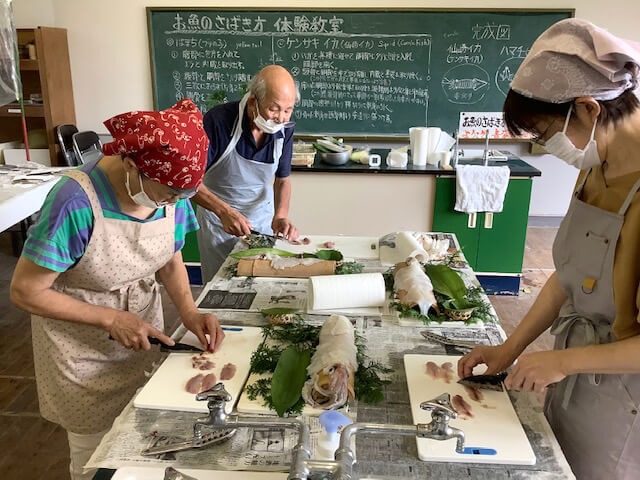 這天我點了鱈魚和健崎魷魚。 說明書寫在黑板上，就像學校的烹飪練習一樣