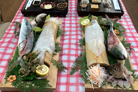 端著盤子，我們來到了用餐空間「國賓館」。 還增加了手工製作的菜餚，您可以像餐廳一樣享受美食