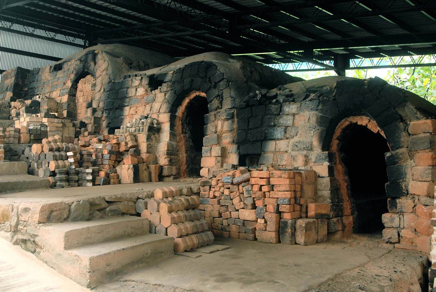 工坊後方有一座壯觀的攀岩窯。 體驗中繪製的未上釉器皿也會在這個攀爬窯中燒製