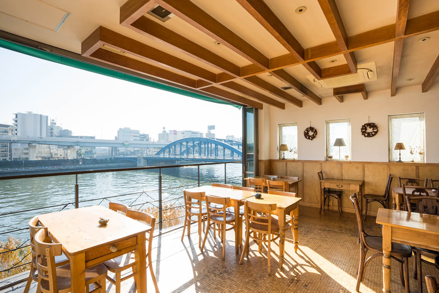 它位於隅田川上的吾妻橋附近，我想要一覽無餘的視野