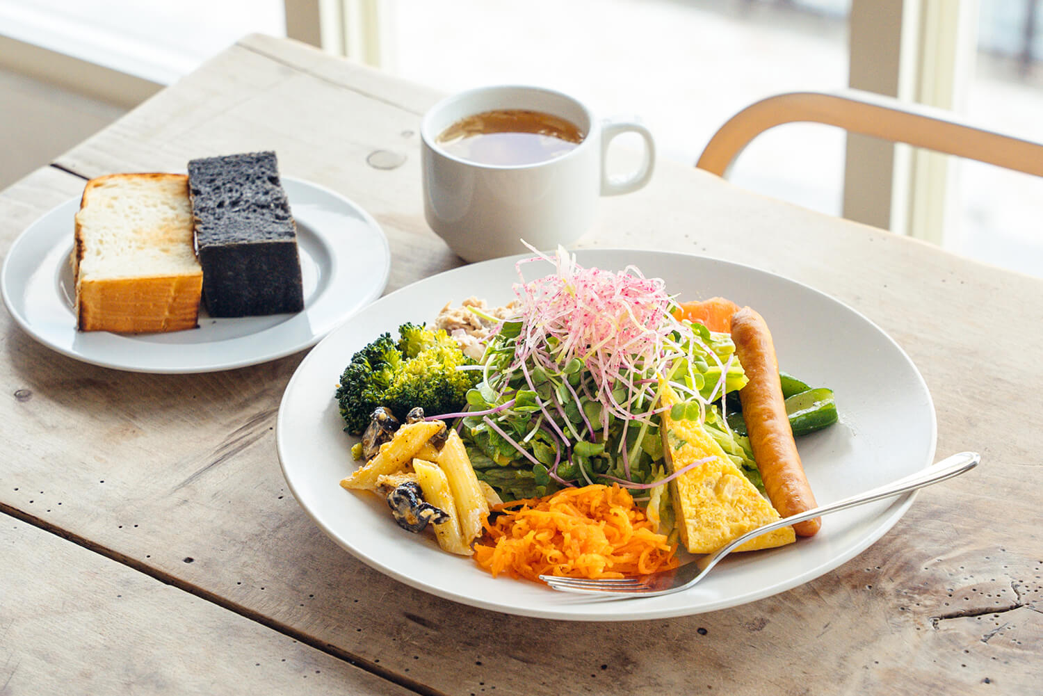 「市場沙拉午餐」JPY1200。 竹炭法式麵包和牛奶麵包湯