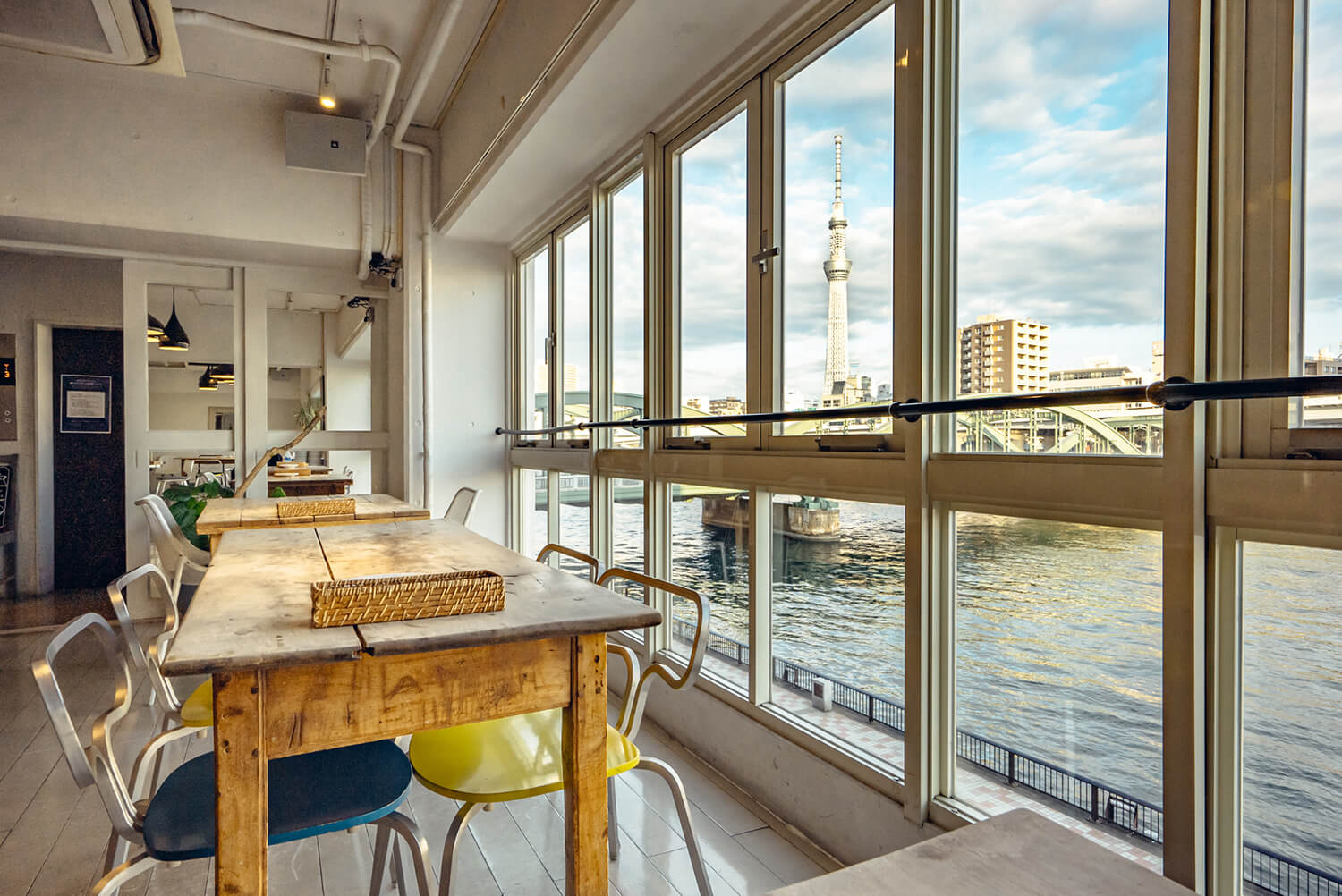 三樓的靠窗座位可同時眺望隅田川與東京空樹®。