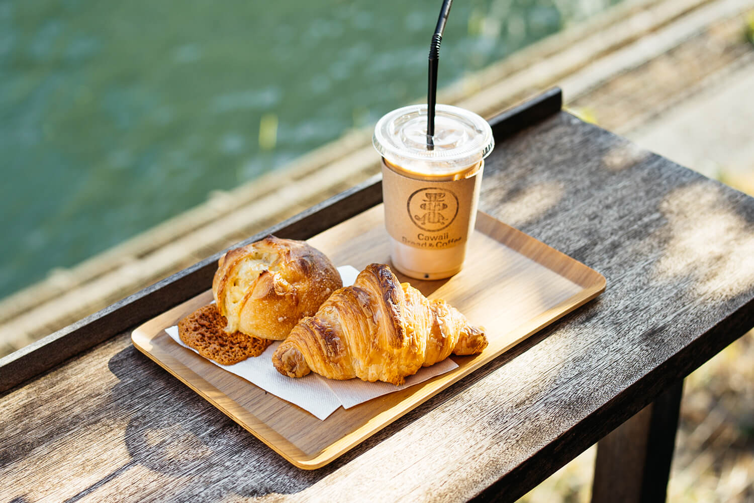 從正面看，「可頌」300日圓、「吉田牧場的卡門培爾起司」480日圓