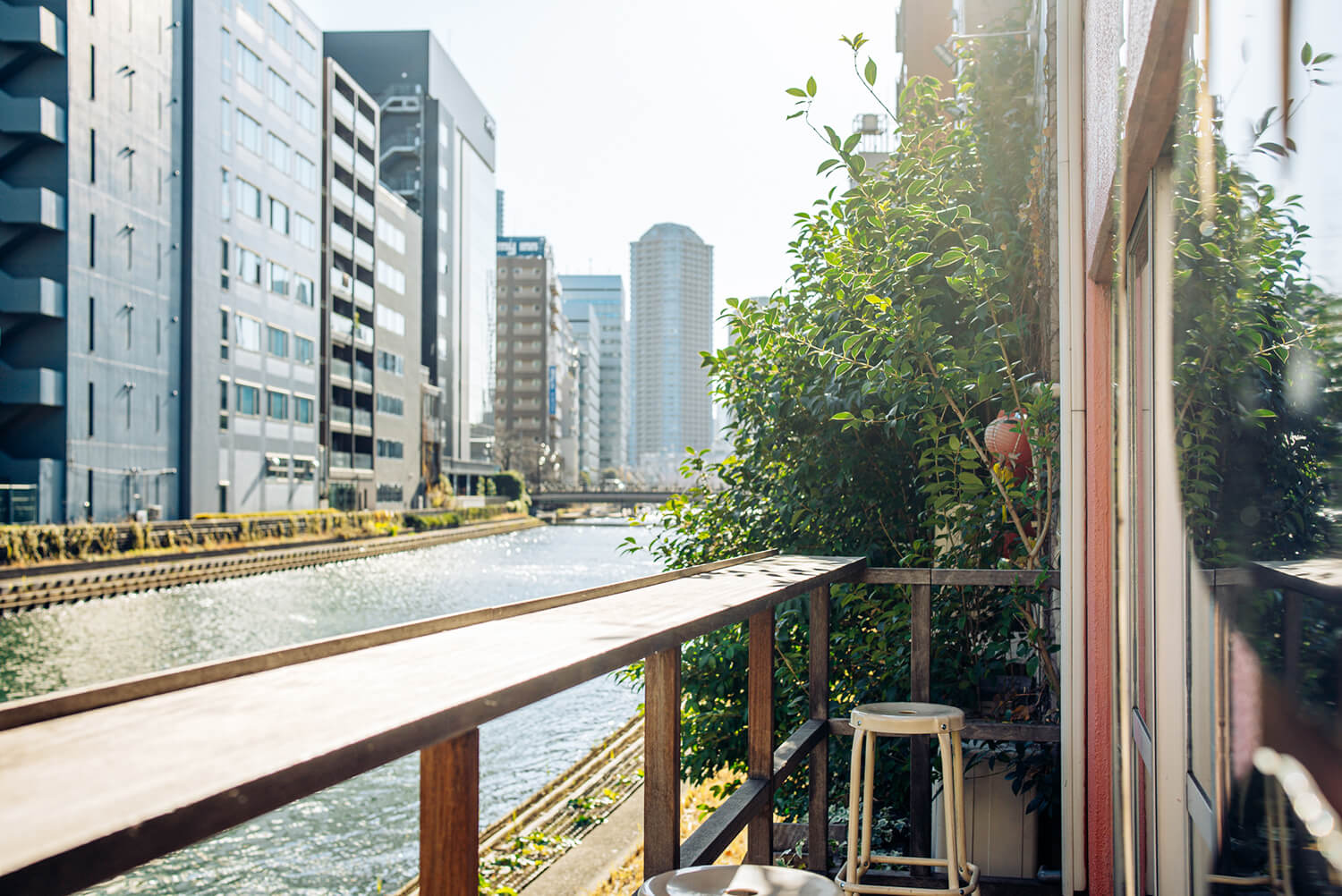 面向龜島川的露台座位。 景色出眾，具有無與倫比的開放感