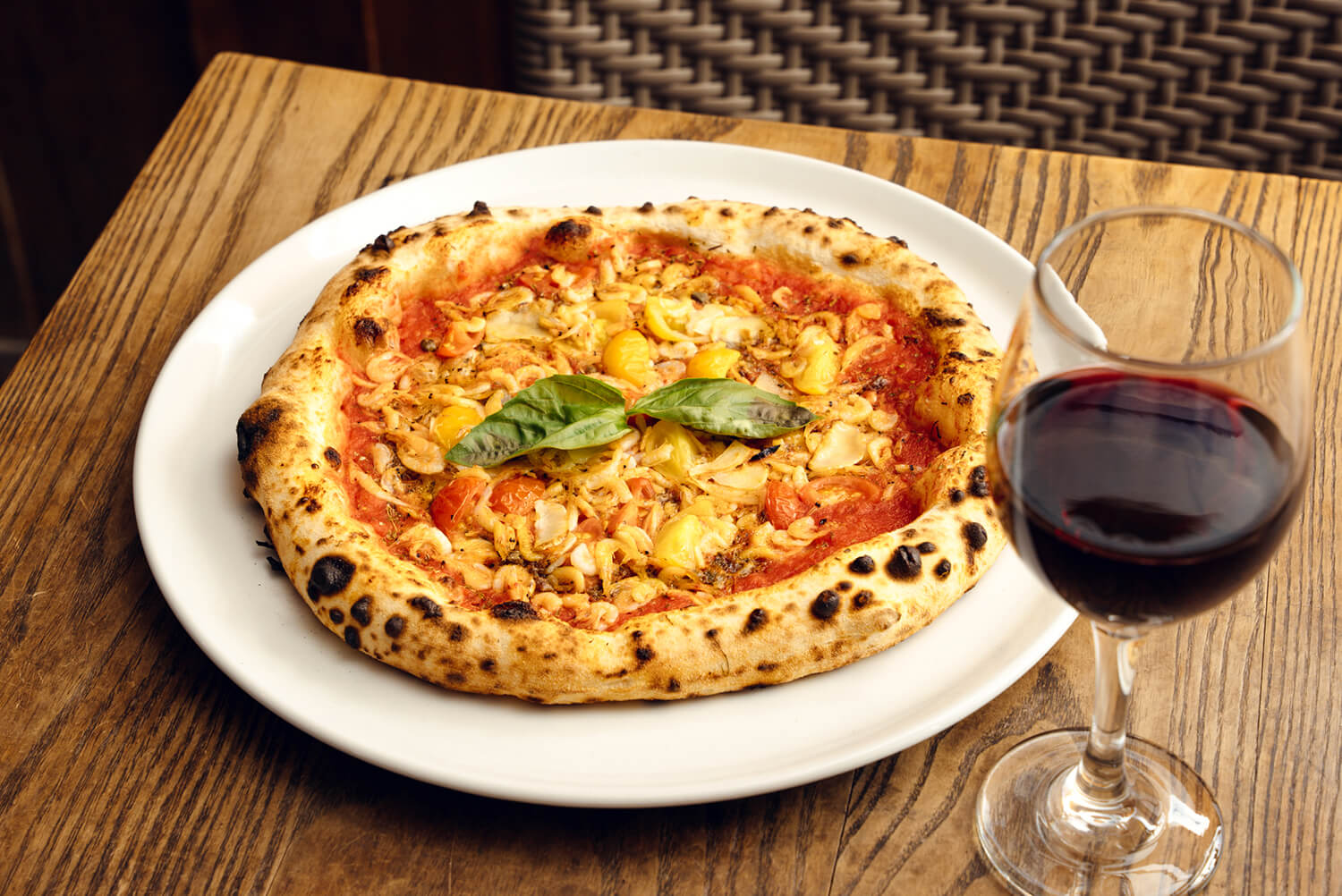 披薩大約有15種，包括照片中的「Marinara」JPY1470。 一杯葡萄酒660日圓~