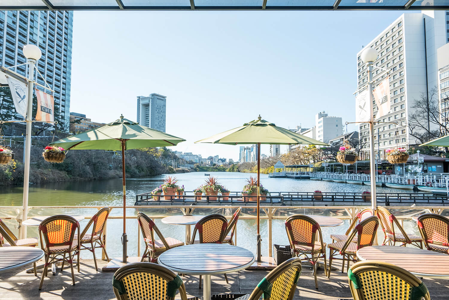 露台座位，從水上可以悠閒地欣賞景色。 春天還可以賞櫻