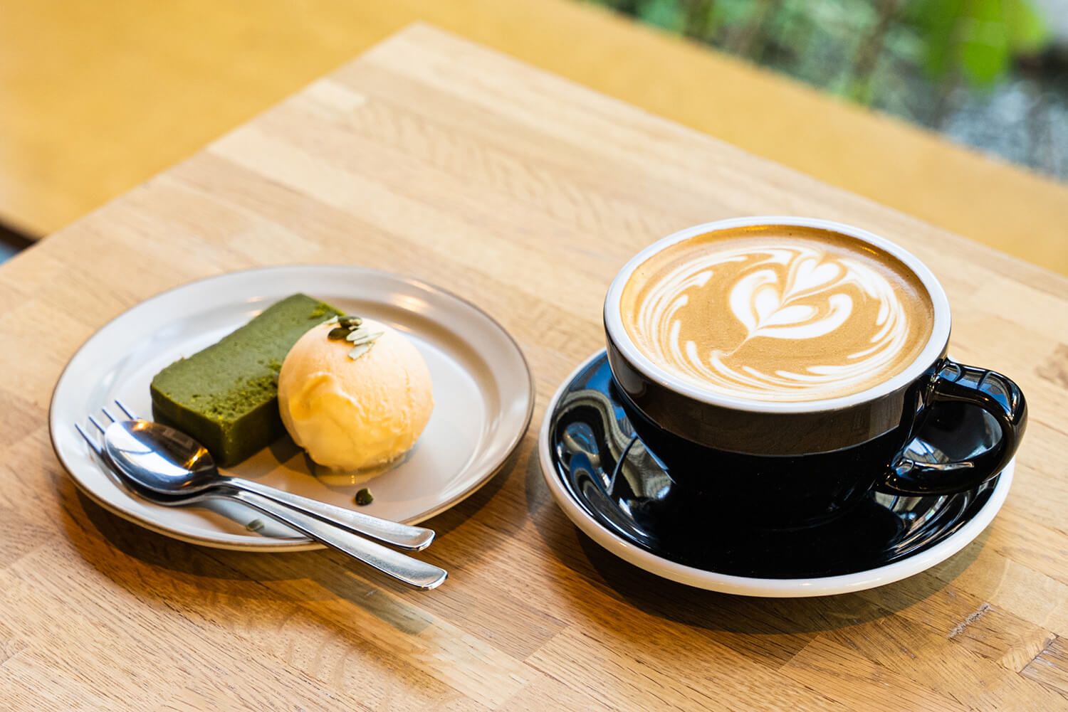 「抹茶巧克力蛋糕」搭配香草冰淇淋 JPY520 和「咖啡拿鐵」 JPY540~