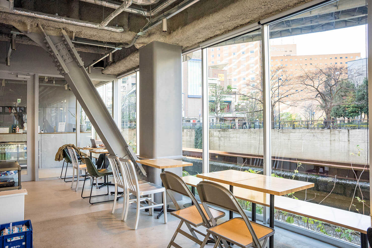 它位於神田川上的新岬橋腳下，從店內可以看到沿河的風景