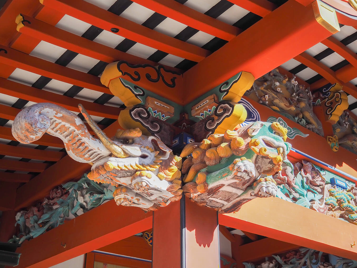 該院是通過將西南斜坡雕刻成樓梯並建造石牆而創建的