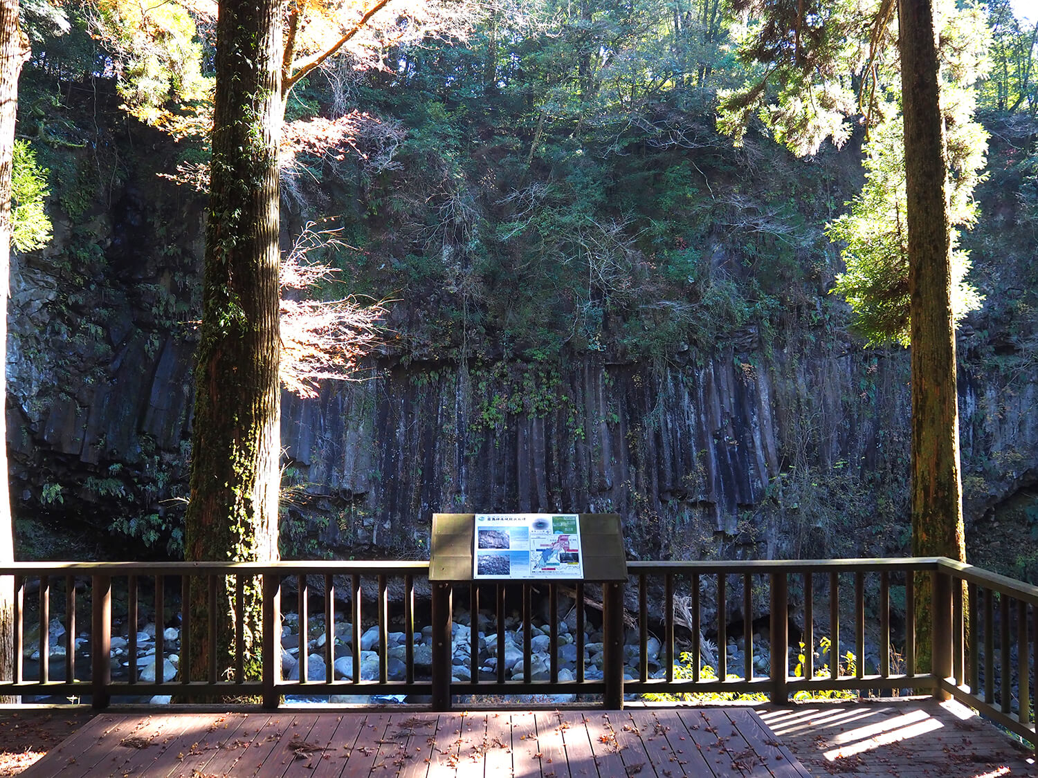 從神秘與浪漫的長廊看的「柱狀節理」