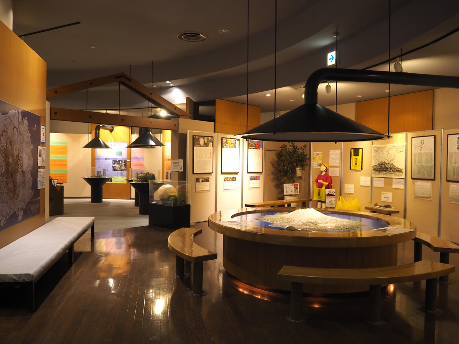 建築內部為峇里島設施。 大人和小孩可以一起了解櫻島的歷史