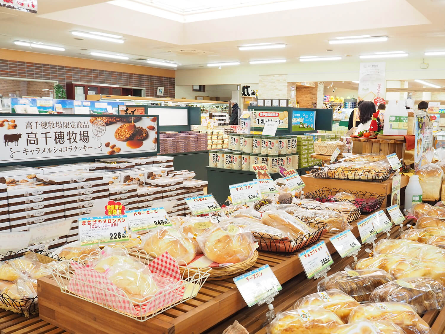 店裡擺滿了紀念品和手工麵包