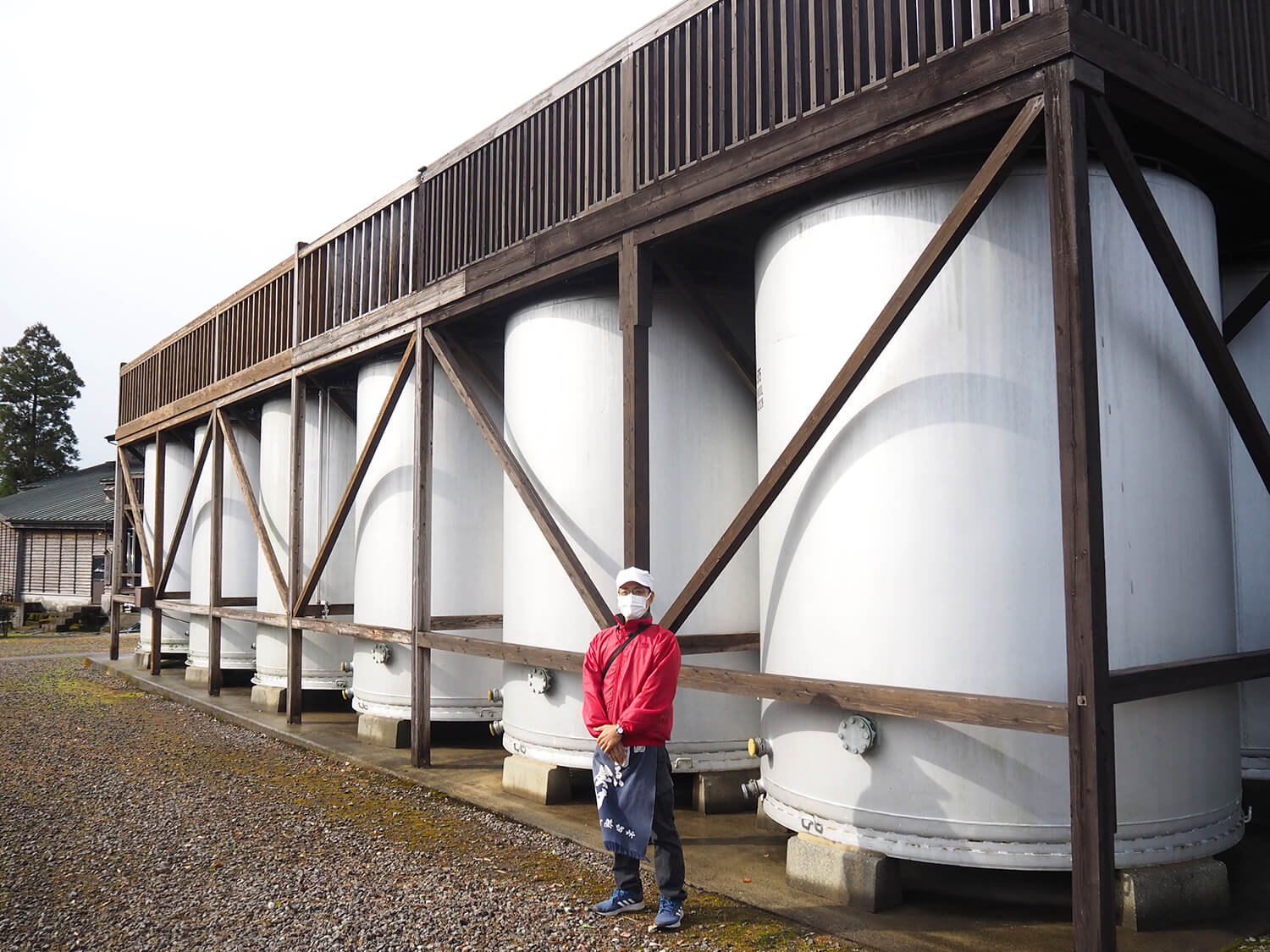 巨大的水箱，摸起來很涼爽，裡面裝有約20,000公升燒酒