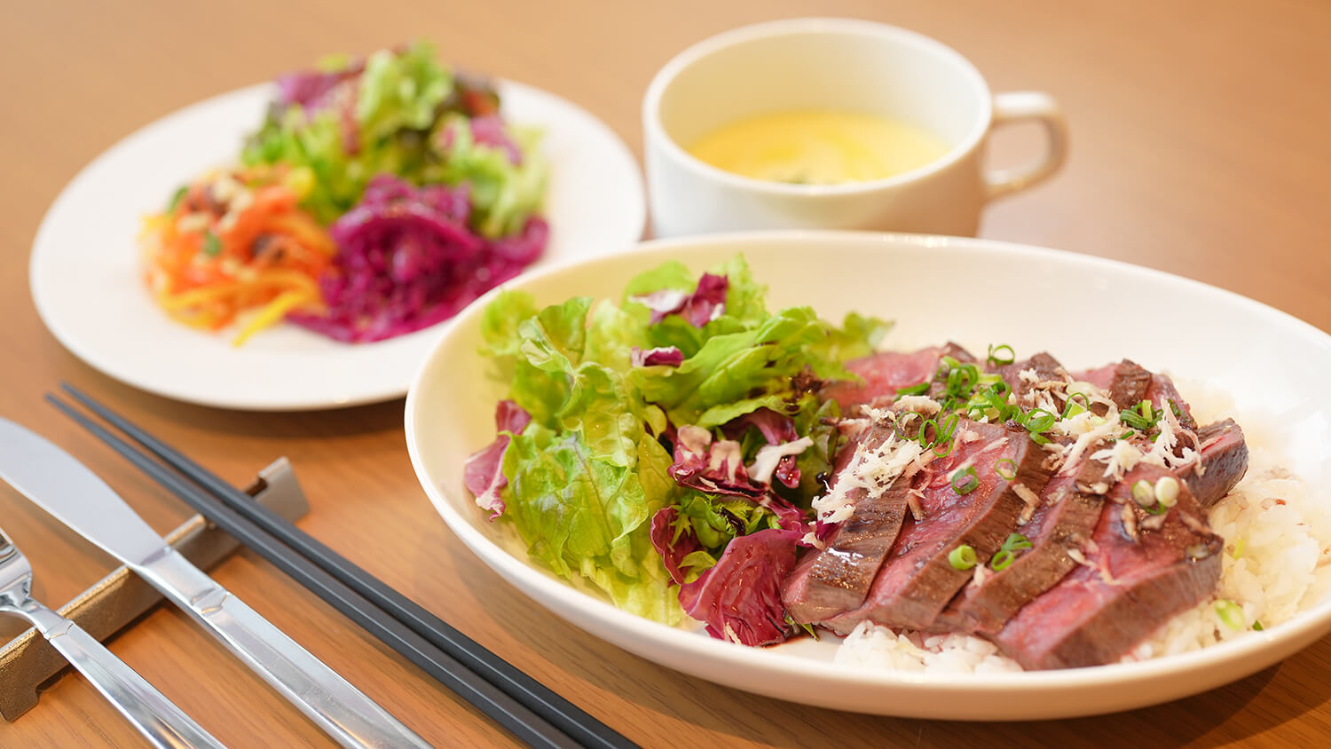 「蝦夷鹿肉烤蓋飯」（午餐套餐JPY1750）