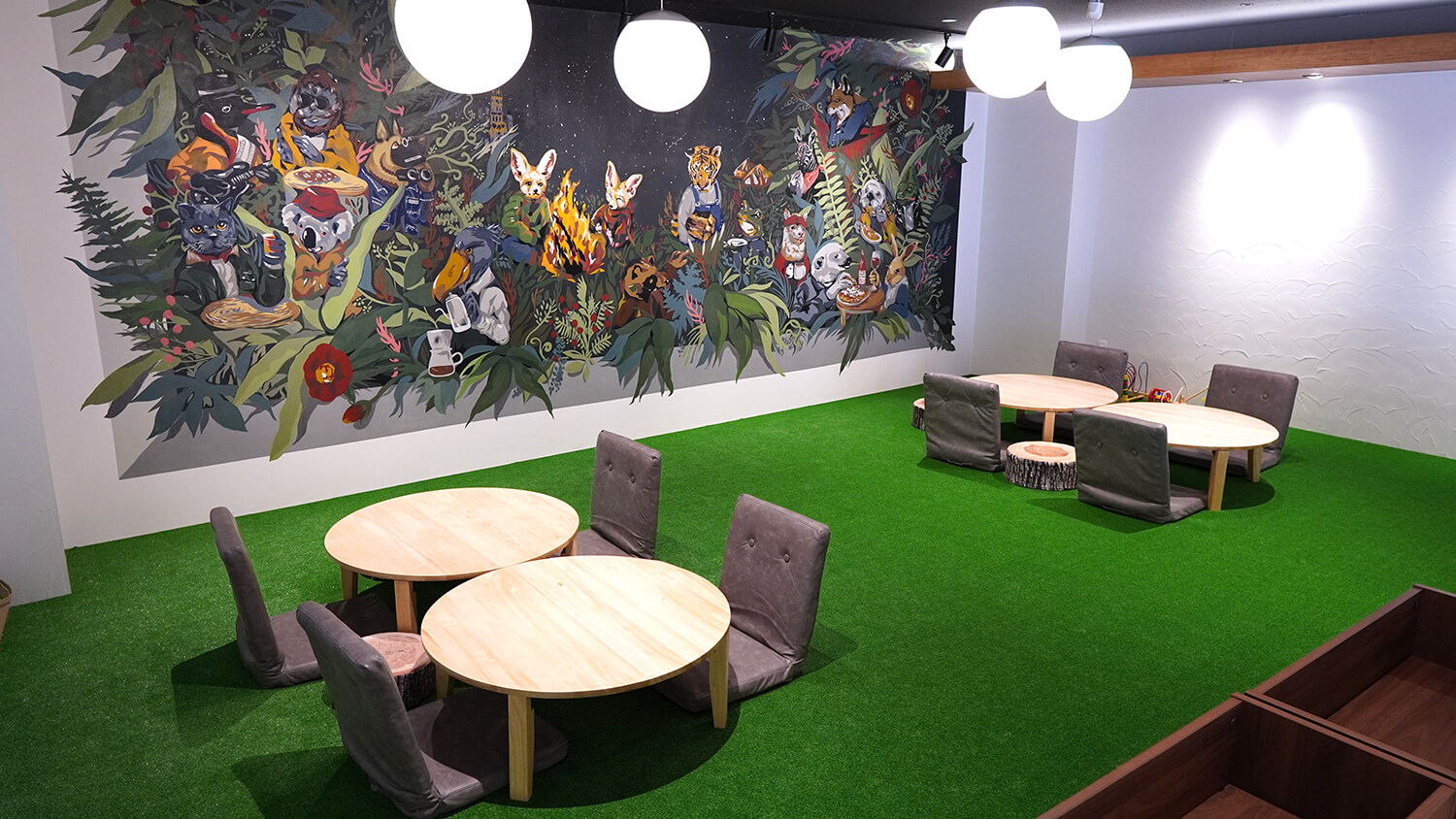 草坪上的小高座椅，方便寶寶消磨時間