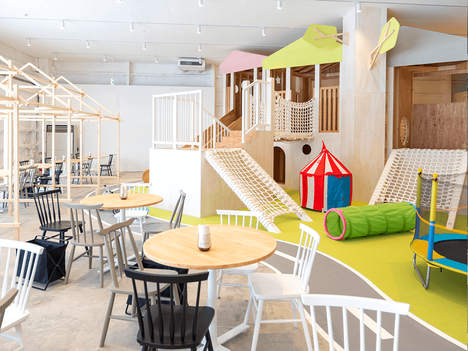 攀爬、滑行、蔓延到天花板，就像一個秘密基地般的遊樂設施