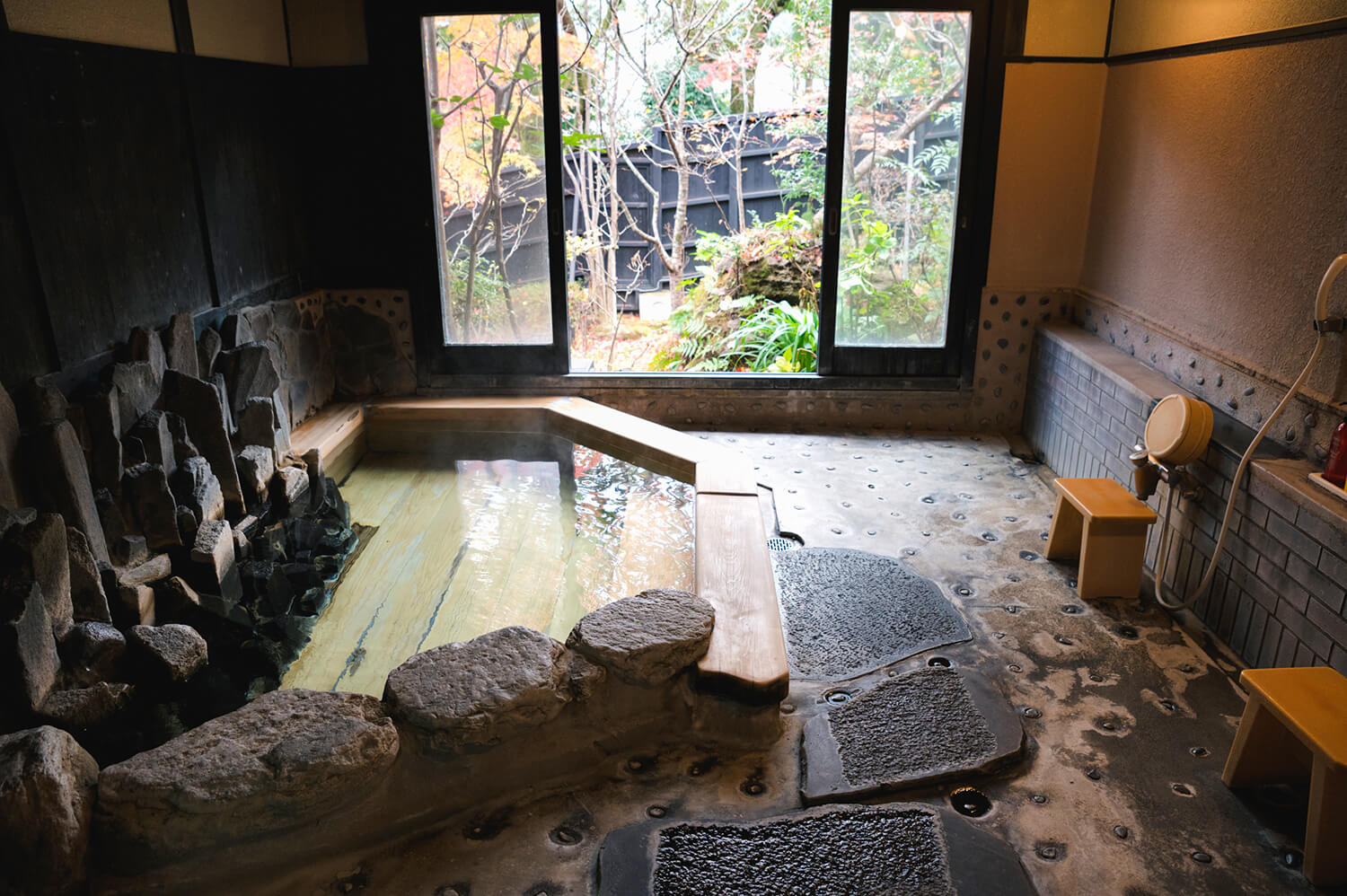 私人浴池「真倉」是人氣投票中排名第一的溫泉。 您可以在60分鐘的JPY2500內享受輕鬆的時光