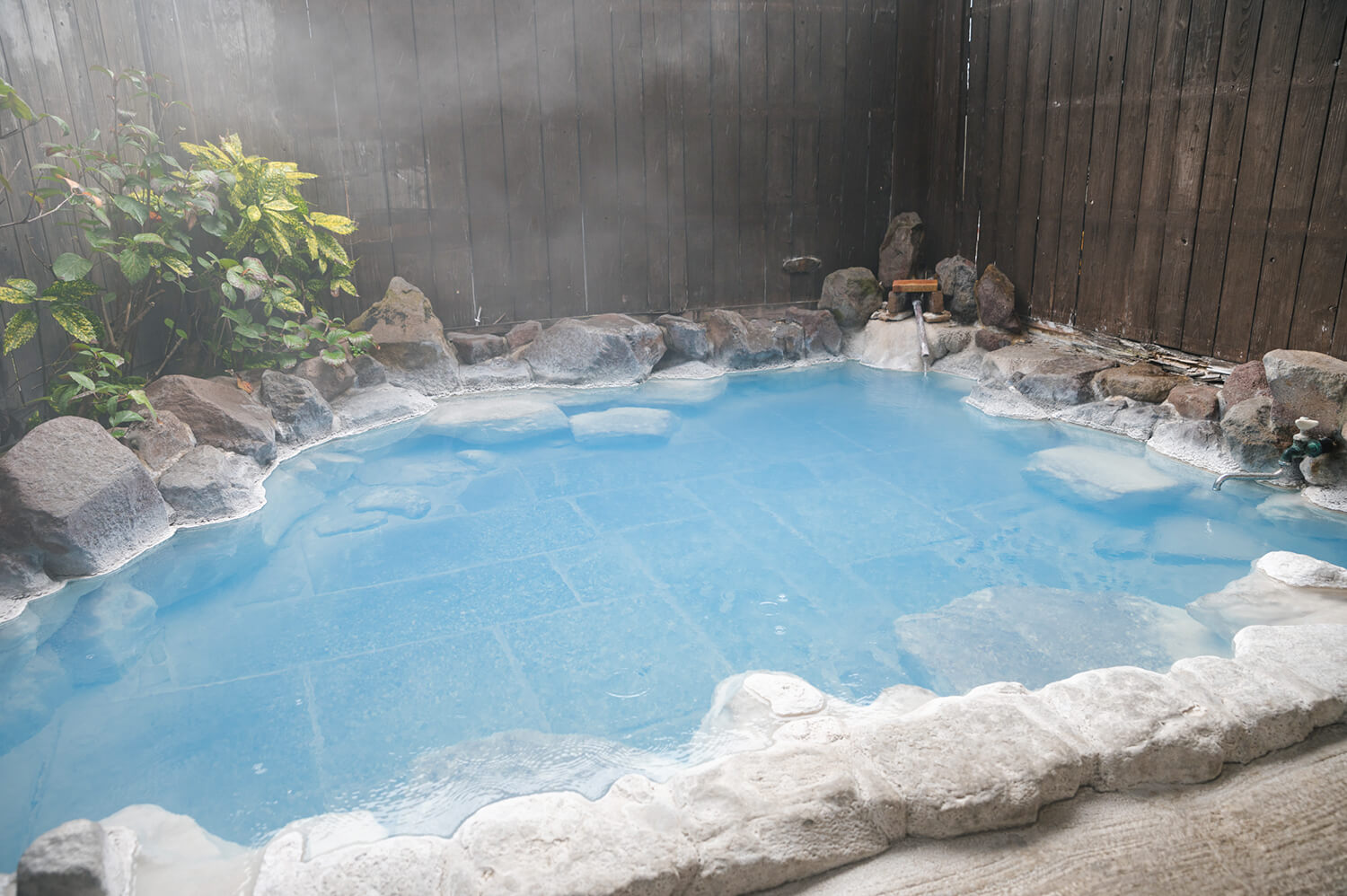 美麗的藍色溫泉會根據光線照射而改變其表情。