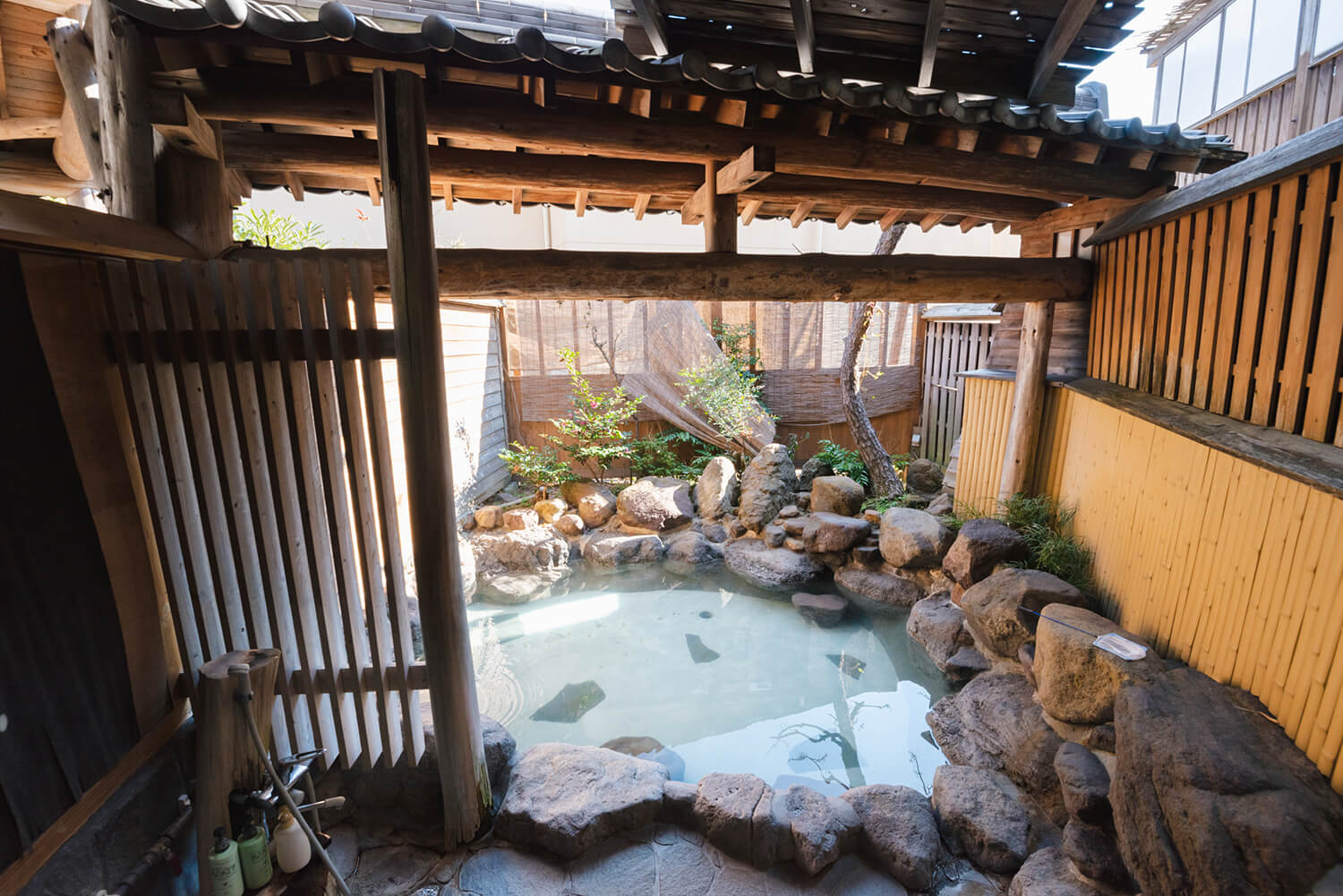 一個充滿活力且不尋常的露天溫泉場。 吹進來的風很舒服